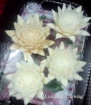 <center>大根の蓮</center><center>花びらを削ぐように創りますが、隣合う花びらを切り落とさないよう、皆さん慎重に彫り上げました</center>