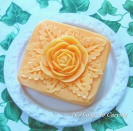 <center>バラのレリーフ</center><center>待望のバラが咲きました。石けんの大きさに対して、バランス良く花と葉が入りました</center>