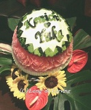 <center>For wedding</center><center>大親友の結婚式にサプライズで贈られたカービング。夏のお式に間に合うよう、仕事の合間をぬってフルーツレッスンを重ねた友への思いがこもっています</center> <center>For wedding</center><center>大親友の結婚式にサプライズで贈られたカービング。夏のお式に間に合うよう、仕事の合間をぬってフルーツレッスンを重ねた友への思いがこもっています</center>