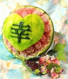 <center>For wedding</center><center>お友達の結婚式の為に予行演習で彫られた文字入りカービング。本番では文字数を増やし、より華やかに結婚式に添えられました</center> <center>For wedding</center><center>お友達の結婚式の為に予行演習で彫られた文字入りカービング。本番では文字数を増やし、より華やかに結婚式に添えられました</center>