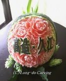 <center>For 銀婚式</center><center>ご親戚の銀婚式のお祝いに彫られました。バラの花びらの所々にギザギザを施し、動きのあるダイナミックカービングです</center> <center>For 銀婚式</center><center>ご親戚の銀婚式のお祝いに彫られました。バラの花びらの所々にギザギザを施し、動きのあるダイナミックカービングです</center>