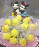 <center>For wedding</center><center>ご結婚のお祝いにと頼まれて制作されたアレンジ。3分咲きのバラがふっくらとチュールを上手に使い束ねられています</center> <center>For wedding</center><center>ご結婚のお祝いにと頼まれて制作されたアレンジ。3分咲きのバラがふっくらとチュールを上手に使い束ねられています</center>