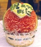 <center>For wedding</center><center>こちらもご友人の結婚式のウエルカムボードで彫られたカービング。7キロもある大玉スイカも幾つもの試作を重ね、効率良く彫れるようになりました</center> <center>For wedding</center><center>こちらもご友人の結婚式のウエルカムボードで彫られたカービング。7キロもある大玉スイカも幾つもの試作を重ね、効率良く彫れるようになりました</center>