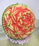 <center>彫り下げる花心</center><center>花心の花びらを中心に向かって彫り下げていく課題です。一段ずつ花心の土台の角度に気をつけて、彫り下げています</center> <center>彫り下げる花心</center><center>花心の花びらを中心に向かって彫り下げていく課題です。一段ずつ花心の土台の角度に気をつけて、彫り下げています</center>