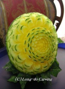 <center>大輪のジニア</center><center>黄色の果肉スイカは熟れていることが多いですが、こちらは彫りやすい固さでした。皮の色を出して、黄色の果肉を引き立てています</center> <center>大輪のジニア</center><center>黄色の果肉スイカは熟れていることが多いですが、こちらは彫りやすい固さでした。皮の色を出して、黄色の果肉を引き立てています</center>