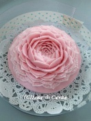 <center>彫り下げる花心</center><center>花心を彫り下げるには花びらの裏を落として面をひたすら低くしていくことの繰り返し。結構根気がいりますね</center> <center>彫り下げる花心</center><center>花心を彫り下げるには花びらの裏を落として面をひたすら低くしていくことの繰り返し。結構根気がいりますね</center>