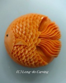 <center>丸いうろこの魚</center><center>円形ソープの全面を使って彫りの深い立体的な魚になりました</center>