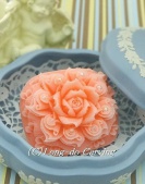 <center>バラ一輪を引き立てて</center>