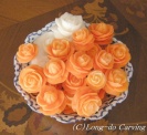 <center>人参・大根の小花</center><center>人参の色素で指も爪も真っ黄色！</center>　　　　　